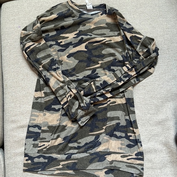 Camo top - Picture 1 of 2